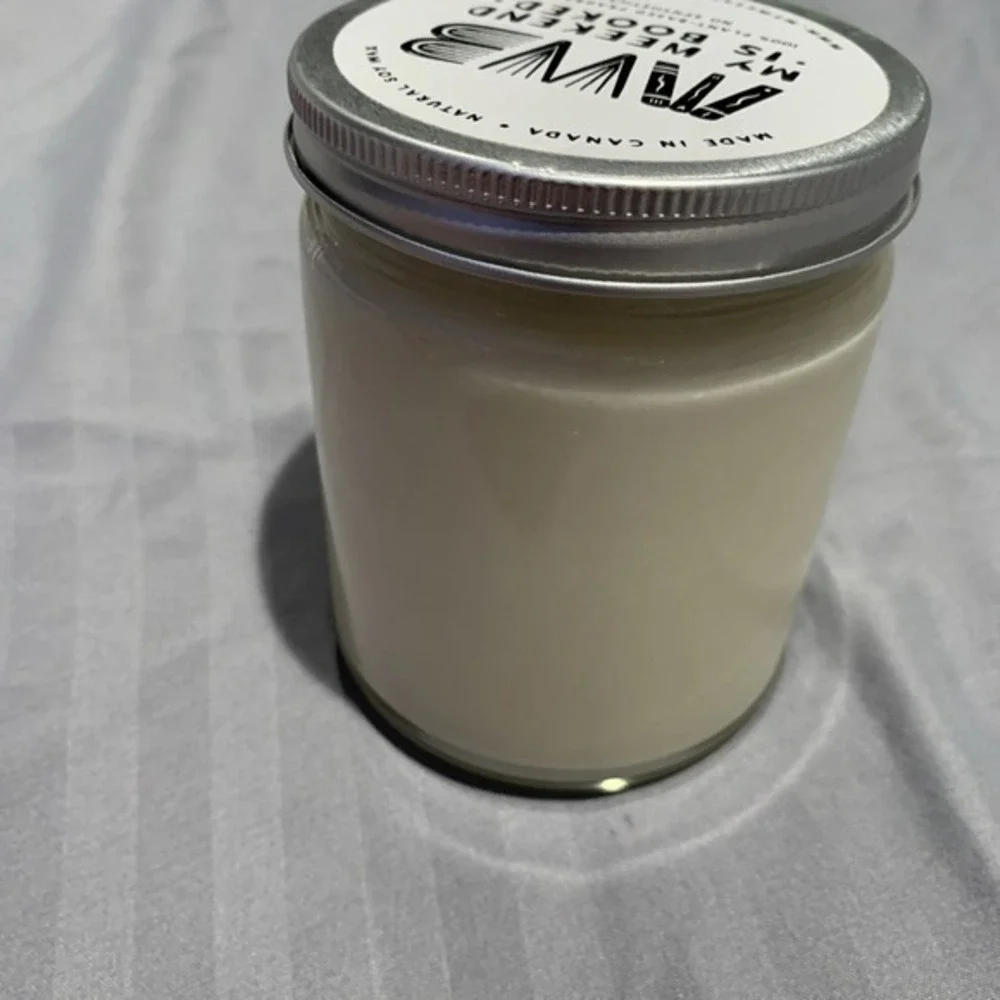 SCHITT'S CREEK CHRISTMAS‎ CANDLE. Christmas With The Roses. 8 oz SOY Clove/cinna